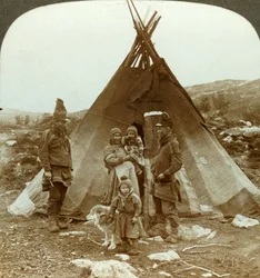 Lapplandsfamilj och slädhund - utanför sitt sommarhem - på en sluttning i Norge, c1905.