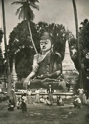 Stor Buddhafigur på Shwe Dagon-plattformen, Rangoon, 1900.