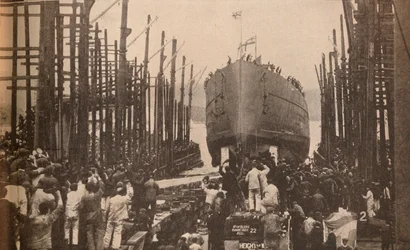 Lansering av H.M.S. Lejon i augusti 1910, c1910, 1935