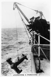 Sjösättning av en paravan från slagskeppet HMS Rodney, 1937