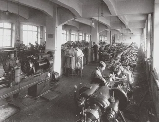 Linsbehandling vid Optical Mechanical Associations fabrik i Petersburg, 1916