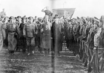 Leon Trotskij, folkets krigskommissarie, granskade Röda arméns trupper i Moskva, Ryssland, 1918