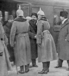 Leon Trotskij anländer för fredsförhandlingar med tyskarna, Brest-Litovsk, 7 januari 1918