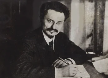 Leon Trotskij vid sitt skrivbord, tidigt 1920-tal.