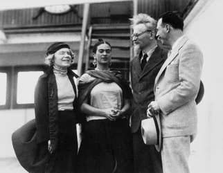 Leon Trotskij med sin hustru Natalia Sedova och den mexikanska konstnären Frida Kahlo, 1937