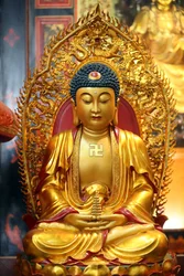 Leong San buddhistiska tempel. Gyllene Buddha staty. Singapore
