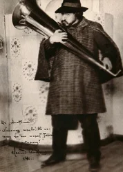 Leonid Andreyev, rysk författare, spelar ett musikinstrument, c1900