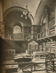 Bibliotek av St. Pauls Cathedral uppe i det västra tvärskeppet, c1935.