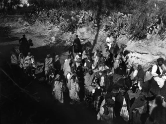 Libyska flyktingar eskorterade av den italienska armén under det italiensk-turkiska kriget i Libyen