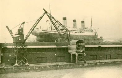 Lyfter en majestätisk 56 551 ton i flytbryggan i Southampton, c1930.