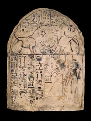 Kalkstensstela som visar dyrkan av de gudomliga katterna i Re och Atum, XIX:e dynastin c1292-c1190