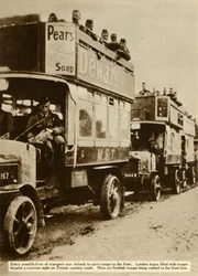 Londonbussar som tar skotska trupper till fronten, första världskriget, 1914, 1935.