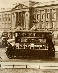 Londons nya allvädersbuss, 1927, 1935.