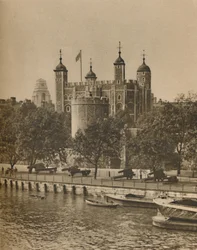Londons äldsta och nyaste offentliga byggnader från Tower Bridge, c1935.