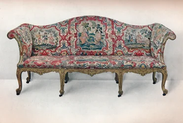 Lång stoppad soffa: Serpentinformad, snidad och förgylld, c1750