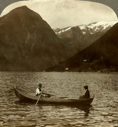 Ser över Essefjorden från Tjugum till istäckta Kjeipen, Norge, c1905.