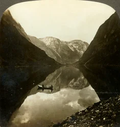 Ser ner i den djupa, stilla Naerofjorden, från Gudvangen, Norge, c1905.