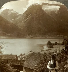 Ser från Hjelle över den tysta Strynnssjön till de branta glaciärerna på Skaalaberget, Norge, c1905.