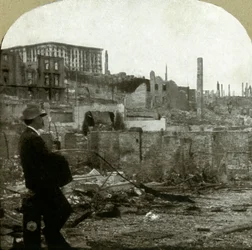 Ser norrut uppför Mason St. från Eddy - Ruins of the Fairmont $4 000 000 hotel, 1906.