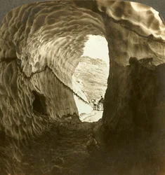 Tittar genom en snötunnel på en midsommarresa över Dyreskardpasset, Norge., c1905.