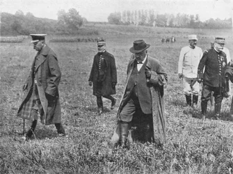 Lord Kitcheners besöker fronten: Lord Kitcheneer, M. Millerand och General Joffre lämnar efter