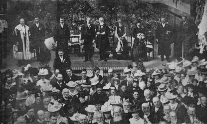 Lord Strathcona öppnar frikyrkobasaren i sin hemstad Forres, 1900