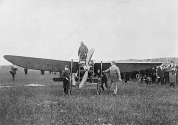 Louis Blériot skulle göra den första framgångsrika flygningen över Engelska kanalen, 1909