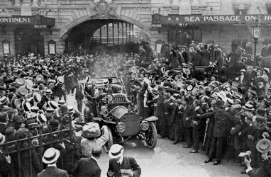 Louis Blériot på väg till Savoy Hotel, London, 25 juli 1909
