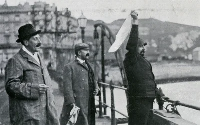 Louis Blériot på piren i Dover efter sin flygning över Engelska kanalen, 25 juli 1909