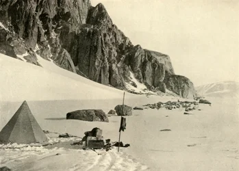 Nedre glaciärdepå. Förråden begravdes i snön, c1908, 1909.