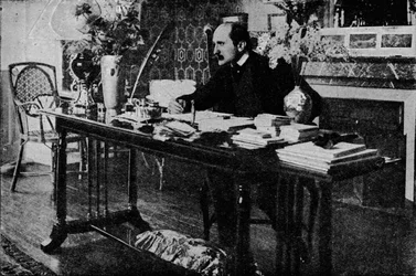 M. Rostand i sitt bibliotek, c1902, 1903