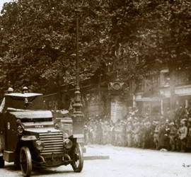 Maskingevär monterat i pansarfordon, segerparad, c1918