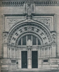 Huvudingången, Victoria and Albert Museum, med skulptur av Alfred Drury, c1909.