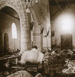 Provisoriskt sjukhus i en kyrka, Marne, norra Frankrike, 1914