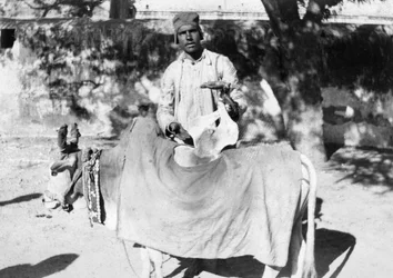 Man med en missbildad ko, Indien, 1916-1917