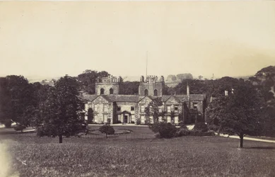 Herrgård med två torn sett från marken, 1860-talet.
