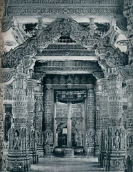 Marmorskulptur vid en ingång till ett Jain-tempel vid Dilwara, Mount Abu, c1100.