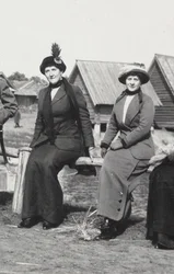 Maria Evgenyevna Golovina, sekreterare för Rasputin höger och Julia Alexandrovna Den, 1912-1913