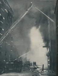 Massade styrkor av den moderna brandmannen ställde mot en stadsbränna, c1935