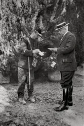 Maurice Maeterlinck, belgisk dramatiker, poet och essäist, 1915