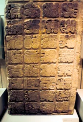 Mayans överliggare listar de nio generationerna av härskare vid Yaxchilan, 450-550