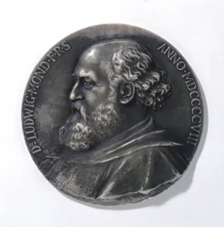 Medalj föreställande Ludwig Mond, industrikemist