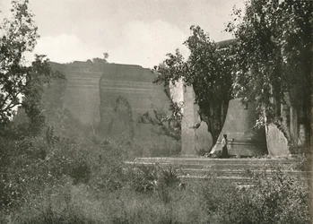Meingoon Pagoda and Great Bell, 1900.