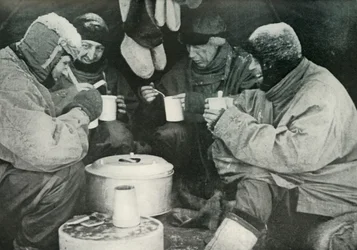Medlemmar av Polarpartiet äter i lägret, c1911, 1913