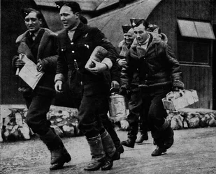 Medlemmar av RAF redo för aktion under andra världskriget, c1940 1943