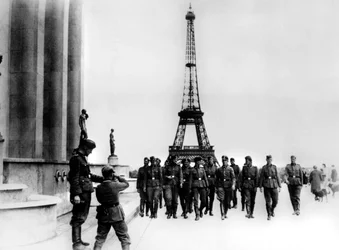 Medlemmar av SS besöker Eiffeltornet, Paris, juli 1940