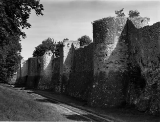 Militär arkitektur: murarna i den medeltida staden Provins (Seine och Marne) byggda mellan 1000- och 1200-talet.