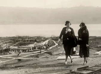 Millicent Veronica Willison, hustru till William Randolph Hearst, besöker arbetet för återställning av antika romerska skepp från Lake of Nemi, ca 1930 (s/v foto)