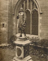 Miltons staty utanför sin egen begravningsplats i staden, c1935.