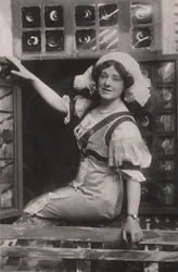 Miss Isabel Jay, 1879-1927, som Christine i Dear Little Denmark., c1909.
